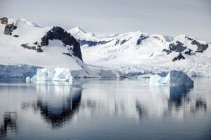 Earth's Largest Iceberg : Antarctic giant Sets Sail